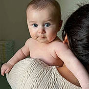 Louis a rejoint le concours — aidez-le/la à gagner de superbes lots ! baby, child, cozy, curious, cute, expression, eyes, face, hair, holding, human, indoor, infant, person, portrait, shoulder, skin, sweater, texture, young