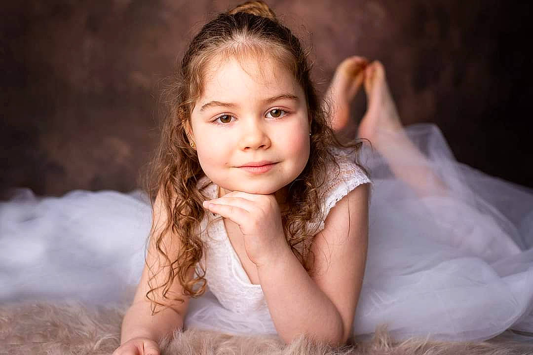 Elena a rejoint le concours — aidez-le/la à gagner de superbes lots ! bridal_clothing, child, dress, eyelash, flash_photography, fun, gesture, grass, hair, hand, happy, iris, joy, lip, long_hair, people_in_nature, person, plant, skin, tree