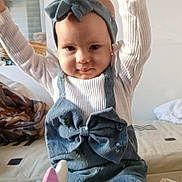 Guilliana a rejoint le concours — aidez-le/la à gagner de superbes lots ! baby, child, headband, bow, denim, overalls, white_sweater, arms_up, soft_toys, bed, blanket, indoor, smiling, person, cute, infant, clothing, headwear, happy, cozy