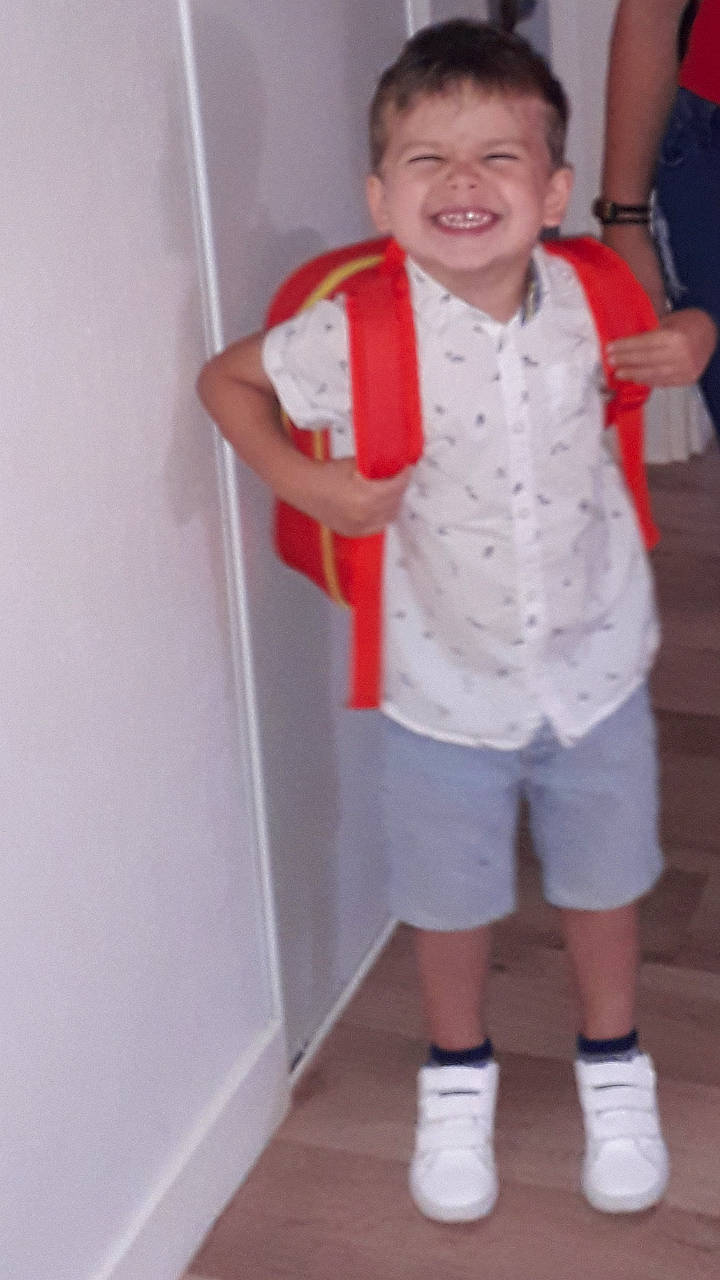 Lino participe au concours pour gagner de l'argent avec cette photo : arm, boy, child, clothing, costume, day, floor, fun, girl, joint, joy, leg, outerwear, person, product, shoulder, skin, smile, snapshot, standing