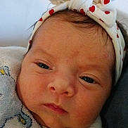 Melissa participe au concours pour gagner de l'argent avec cette photo : baby, infant, newborn, headband, heart_pattern, bow, face, eyes, nose, mouth, cheeks, blanket, fabric, closeup, portrait, skin, sleepy, indoor, cute, clothing