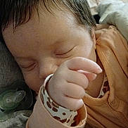 Melissa participe au concours pour gagner de l'argent avec cette photo : baby, blanket, cheek, closeup, cozy, eyelashes, face, hair, hand, indoor, infant, mattress, newborn, onesie, pacifier, peaceful, pillow, portrait, skin, sleeping
