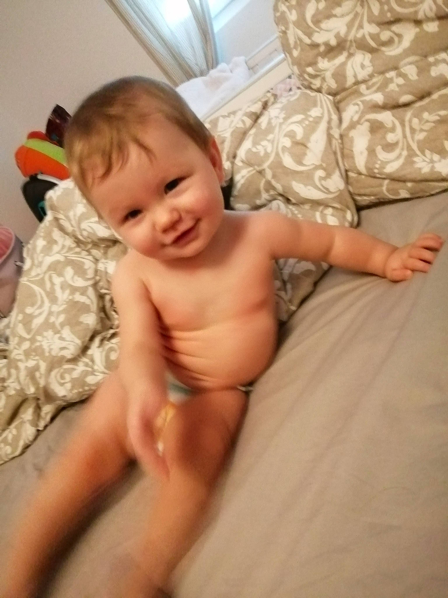 Mayline a rejoint le concours — aidez-le/la à gagner de superbes lots ! abdomen, arm, baby, cheek, chest, comfort, eye, finger, hand, human_body, iris, joy, leg, lip, mouth, person, skin, stomach, thigh, thumb