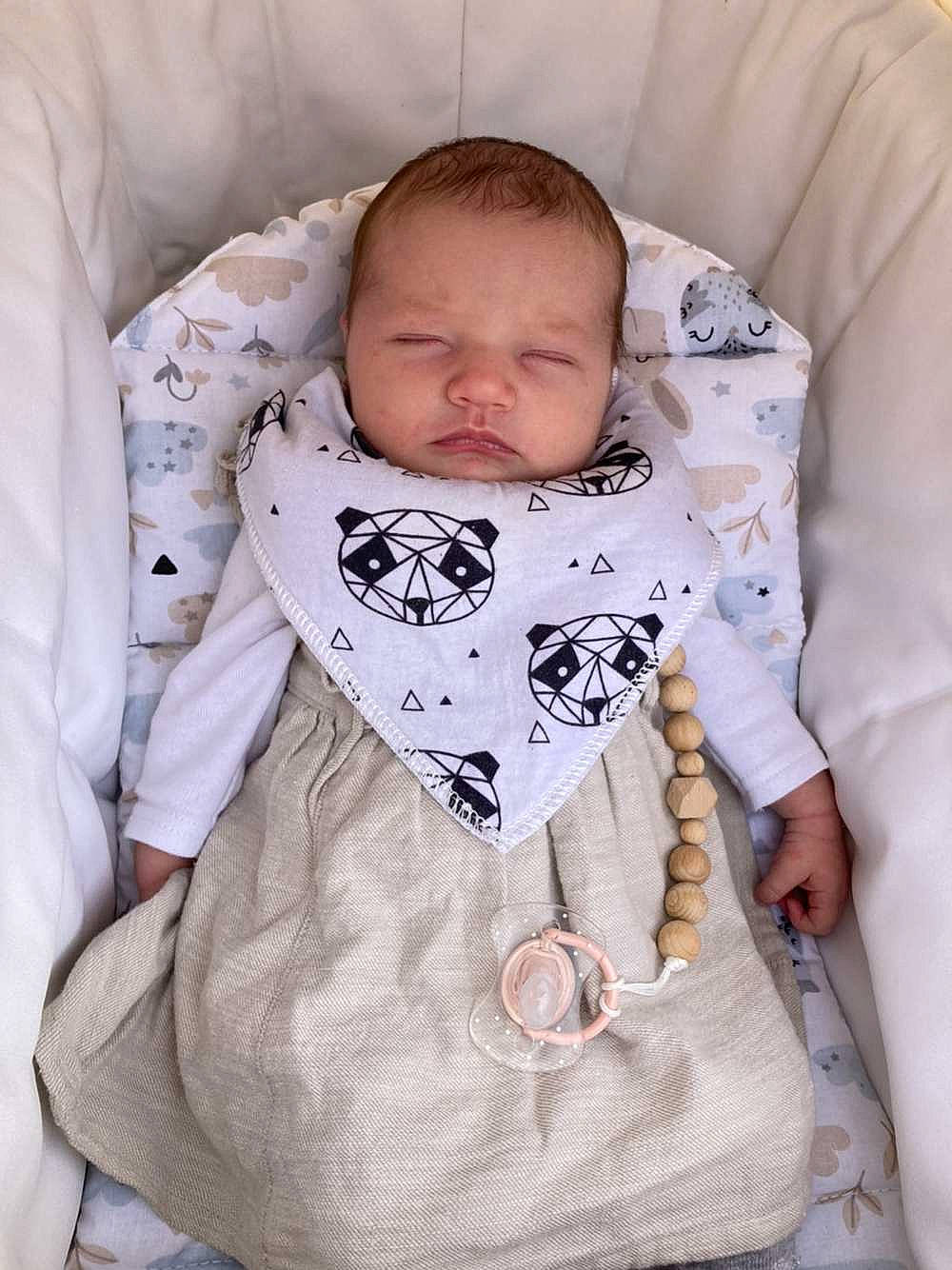 Rose a rejoint le concours — aidez-le/la à gagner de superbes lots ! baby, baby_products, baby_sleeping, baby_toddler_clothing, cheek, child, collar, comfort, dress_shirt, face, linens, neck, outerwear, pattern, person, sitting, skin, sleeve, toddler