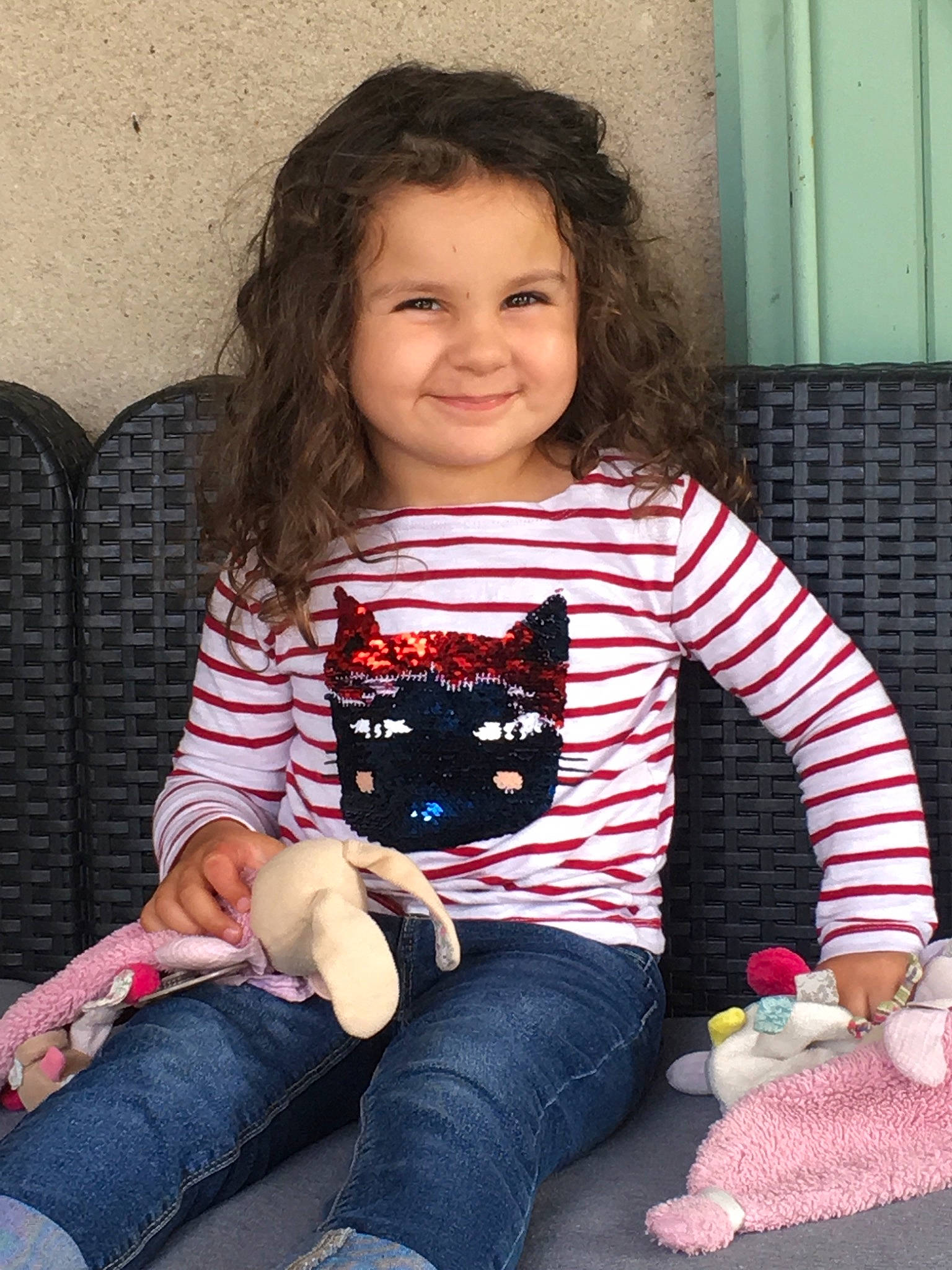 Agathe participe au concours pour gagner de l'argent avec cette photo : child, fawn, jeans, joy, person, play, sitting, toddler