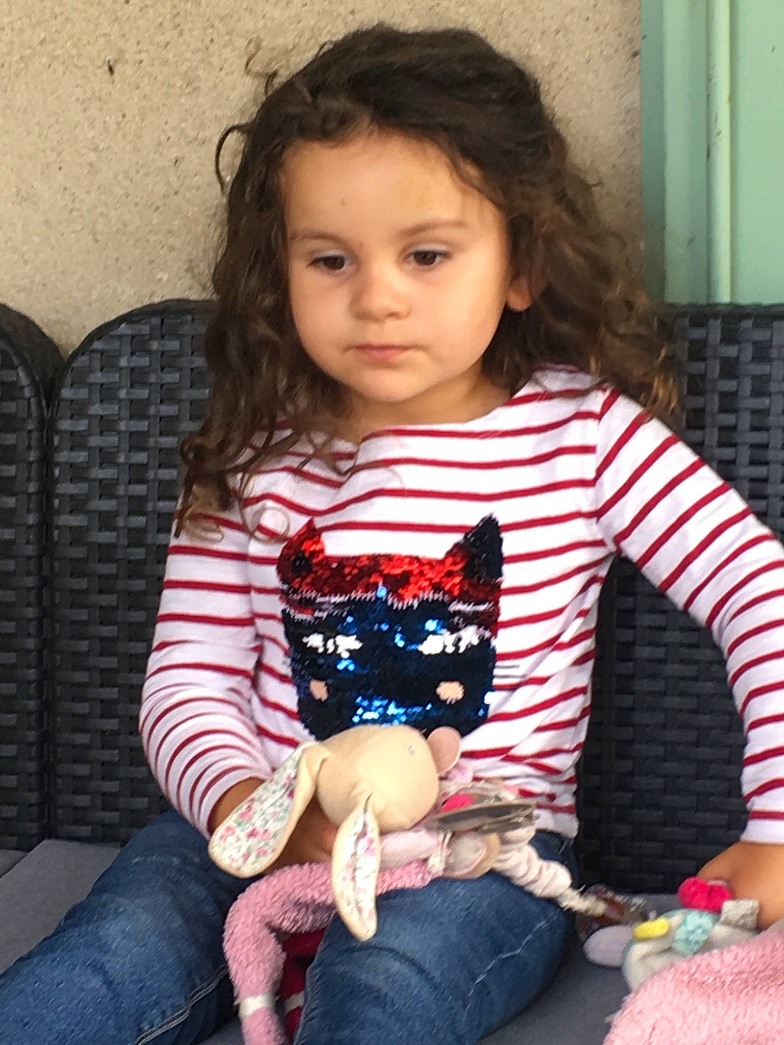 Agathe participe au concours pour gagner de l'argent avec cette photo : child, finger, person, sitting, sleeve, toddler