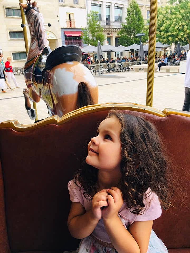 Agathe a rejoint le concours — aidez-le/la à gagner de superbes lots ! beauty, black_hair, child, fawn, fun, hand, happy, horse, leisure, long_hair, person, photography, recreation, smile, snapshot, tourism, vacation