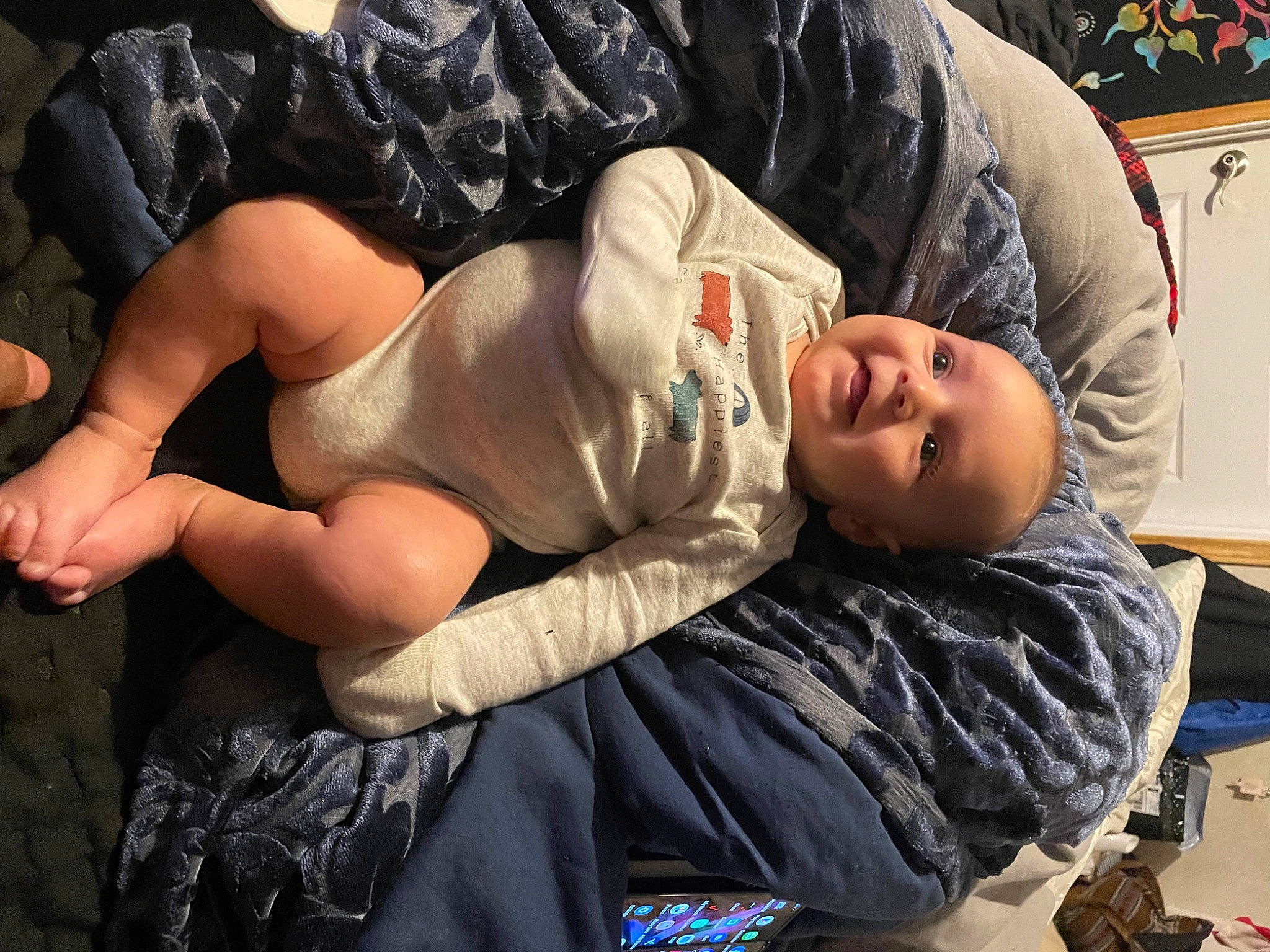 Ares is registered to the contest to win money with this photo: abdomen, chest, child, comfort, elbow, flesh, fun, human_leg, knee, lap, luggage_and_bags, person, picture_frame, sitting, smile, television, thigh, toddler, trunk, waist