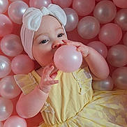 Esmée participe au concours pour gagner de l'argent avec cette photo : baby, child, yellow_dress, headband, bow, pink_balls, white_balls, playing, cute, adorable, infant, portrait, indoor, soft_lighting, hands, face, smiling, young_child, happy, fun