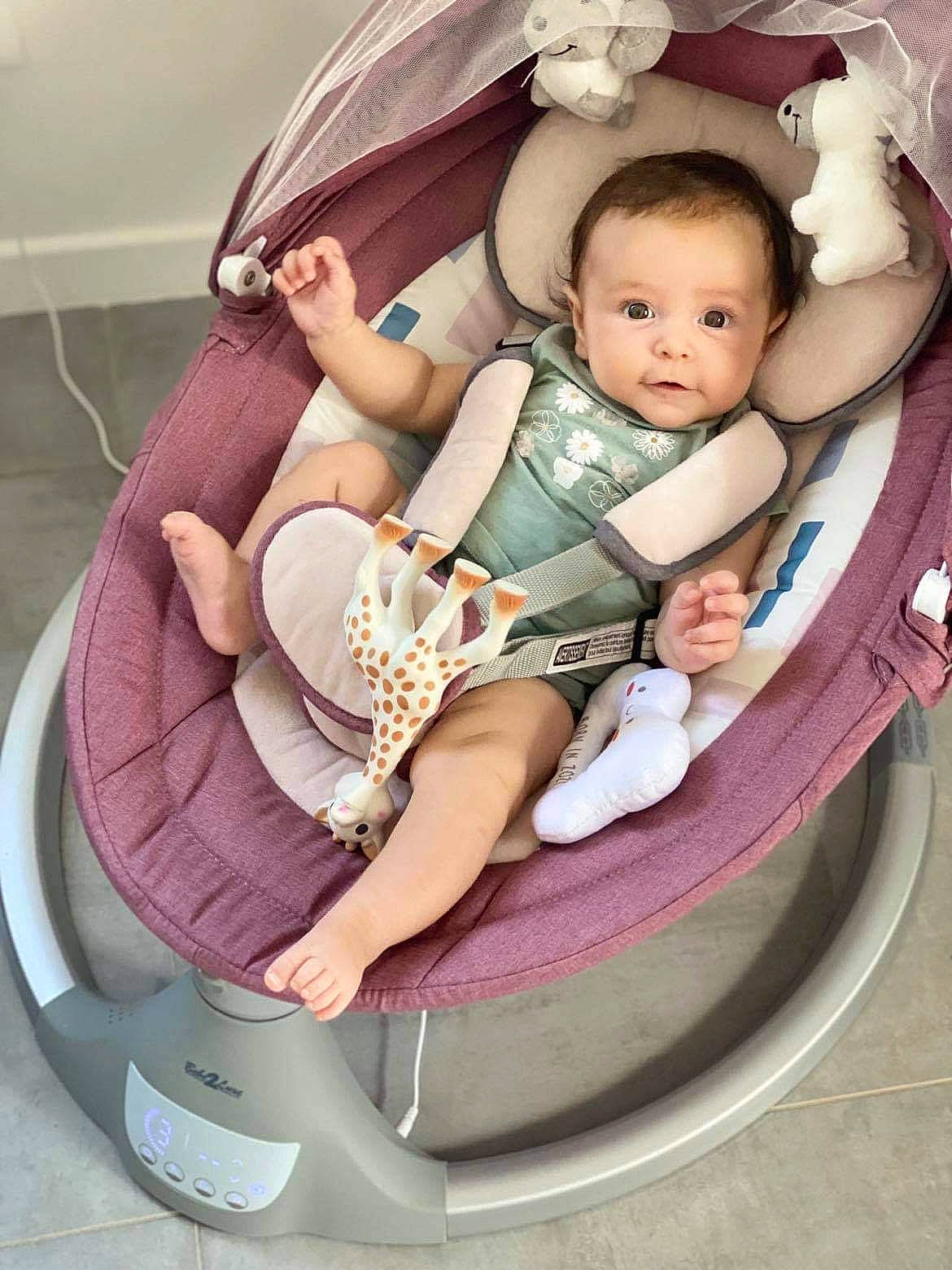 Lana a rejoint le concours — aidez-le/la à gagner de superbes lots ! baby, baby_carriage, baby_products, baby_safety, baby_sleeping, baby_toddler_clothing, bag, cheek, child, circle, comfort, fashion_accessory, happy, luggage_and_bags, pattern, person, pink, shoe, sitting, sneakers
