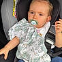 Mya a rejoint le concours — aidez-le/la à gagner de superbes lots ! toddler, child, car_seat, pacifier, blanket, blue_jeans, car_interior, seatbelt, hair_tie, curious, window, greenery, sitting, clothing, baby, person, safety, restraint, cute, portrait