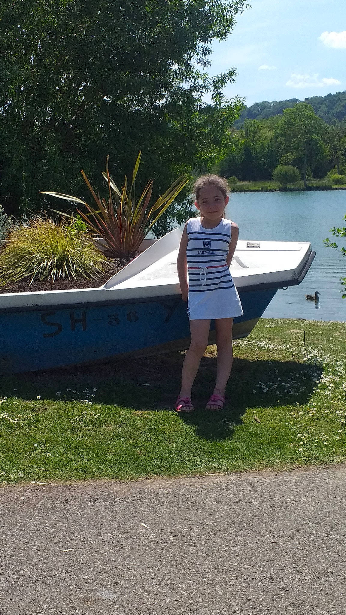 Celina a rejoint le concours — aidez-le/la à gagner de superbes lots ! boating, boats_and_boating_equipment_and_supplies, grass, joy, leisure, person, recreation, summer, table, vacation, vehicle