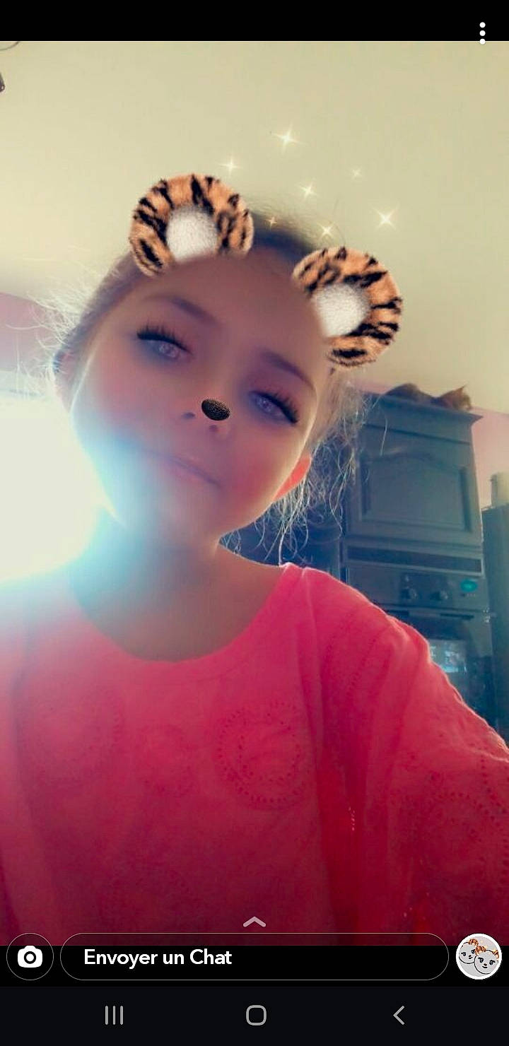 Celina participe au concours pour gagner de l'argent avec cette photo : beauty, brown_hair, cheek, ear, eye, eyebrow, eyelash, face, forehead, hair, hairstyle, jaw, lip, person, photography, pink, selfie, skin, smile