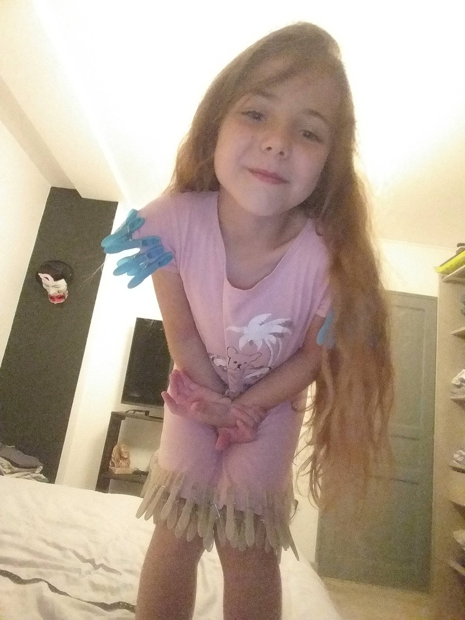 Celina a rejoint le concours — aidez-le/la à gagner de superbes lots ! arm, child, child_model, face, human_leg, joy, leg, long_hair, person, photography, pink, selfie, skin, smile, t_shirt, thigh, tights, toddler