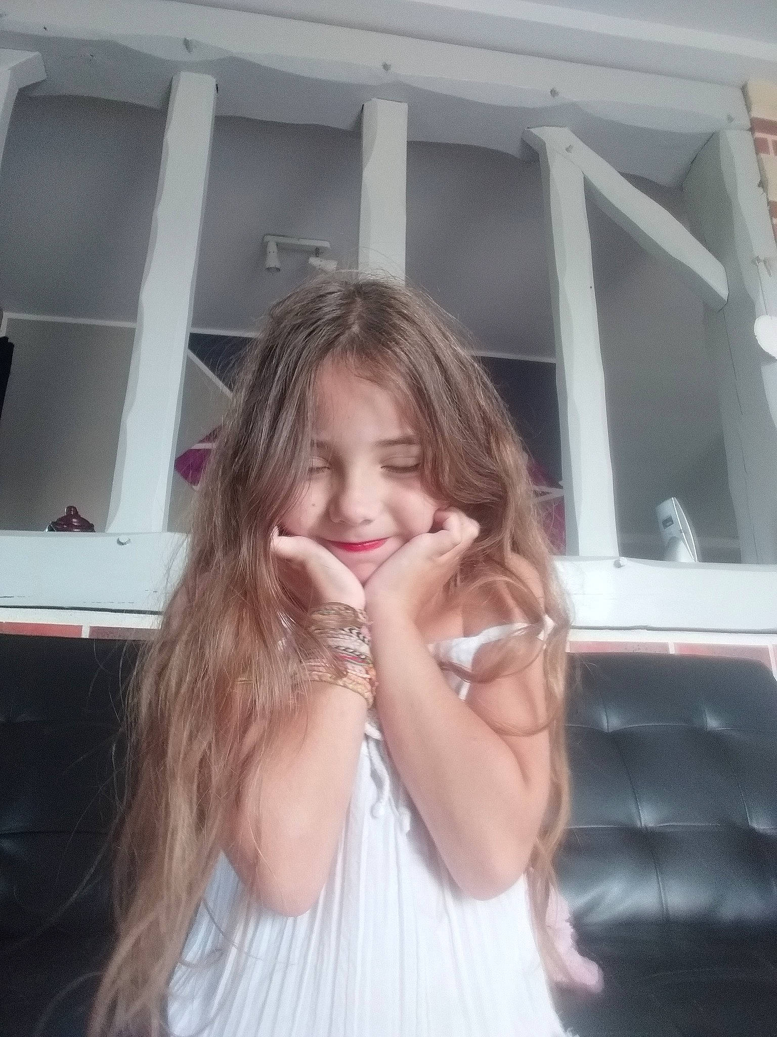 Celina participe au concours pour gagner de l'argent avec cette photo : beauty, blond, brown_hair, eye, face, hair, hairstyle, hand, head, joy, lip, long_hair, mouth, neck, nose, person, photography, pink, smile, snapshot