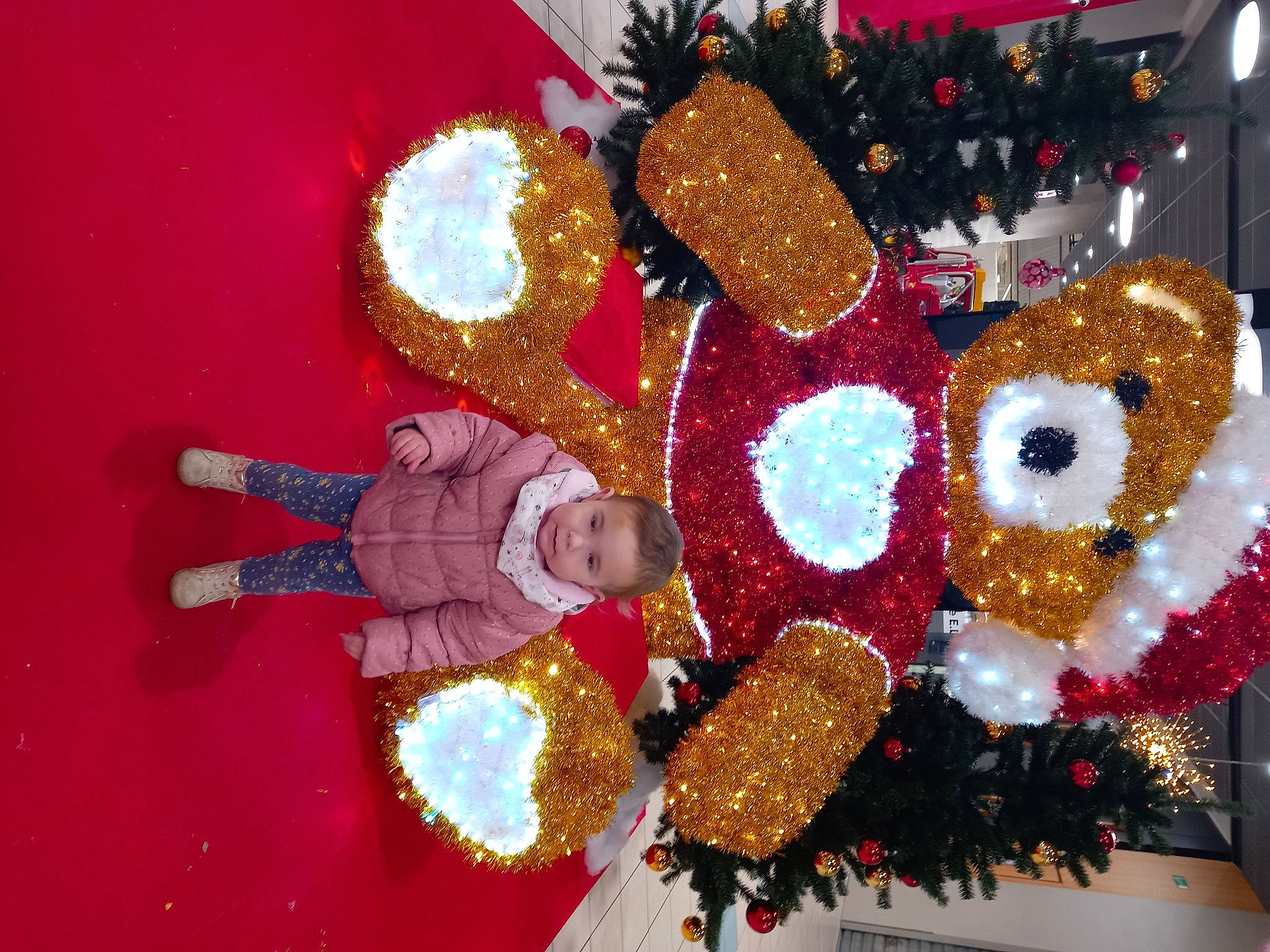 Anastasia participe au concours pour gagner de l'argent avec cette photo : carmine, chinese_new_year, christmas, christmas_decoration, christmas_eve, christmas_lights, christmas_ornament, circle, decoration, event, fashion_accessory, gold, holiday, holiday_ornament, interior_design, jewellery, metal, ornament, person, tradition