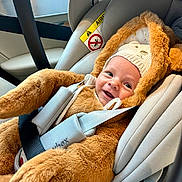Iair a rejoint le concours — aidez-le/la à gagner de superbes lots ! baby, child, car_seat, car_interior, fuzzy_costume, bear_suit, knitted_hat, smiling, seatbelt, safety, cute, infant, cozy, happy, portrait, clothing, child_safety, baby_face, seat, car
