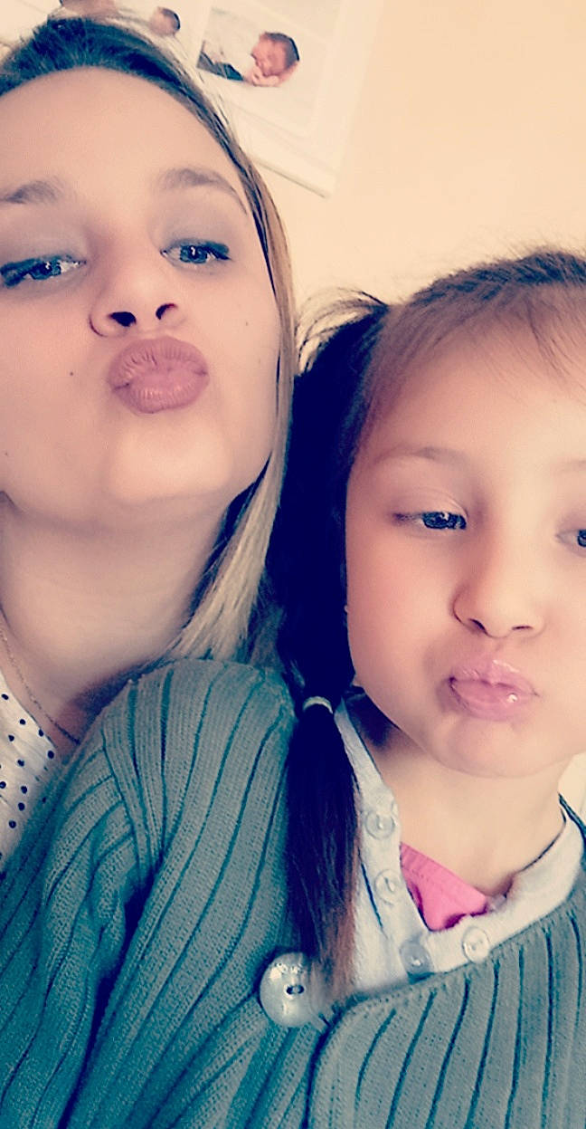 Lina participe au concours pour gagner de l'argent avec cette photo : cheek, chin, cool, ear, eye, eyebrow, eyelash, face, gesture, happy, head, iris, jaw, lip, mammal, mouth, nose, organ, person, skin