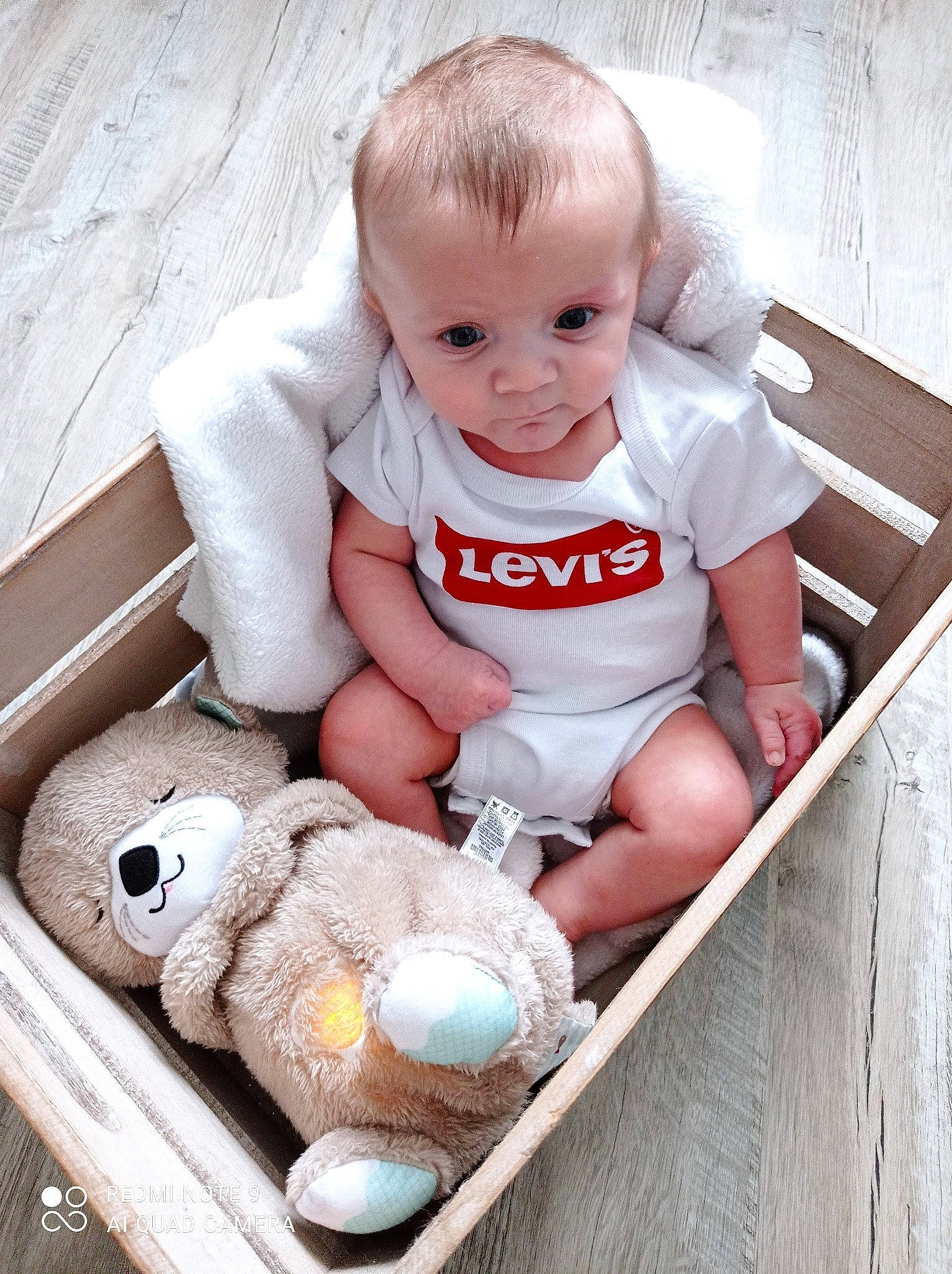 Maho participe au concours pour gagner de l'argent avec cette photo : arm, baby, baby_products, baby_safety, baby_toddler_clothing, baby_toys, cheek, child, face, grass, happy, iris, person, product, room, sitting, skin, teddy_bear, toddler, toy