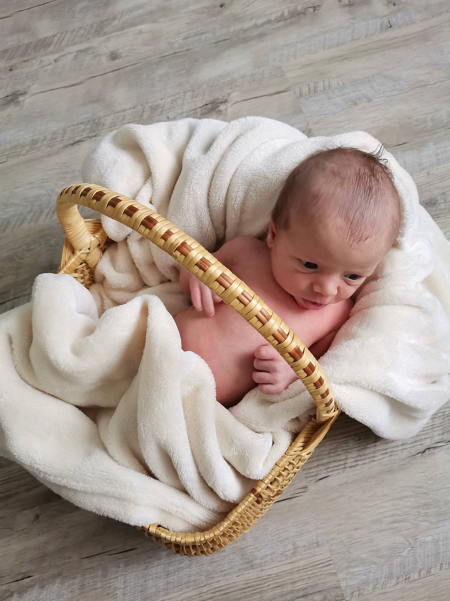 Maho participe au concours pour gagner de l'argent avec cette photo : baby, baby_products, baby_toddler_clothing, child, comfort, elbow, fashion_accessory, gesture, happy, jewellery, nail, person, portrait_photography, reptile, scaled_reptile, serpent, sitting, snake, thumb, toddler