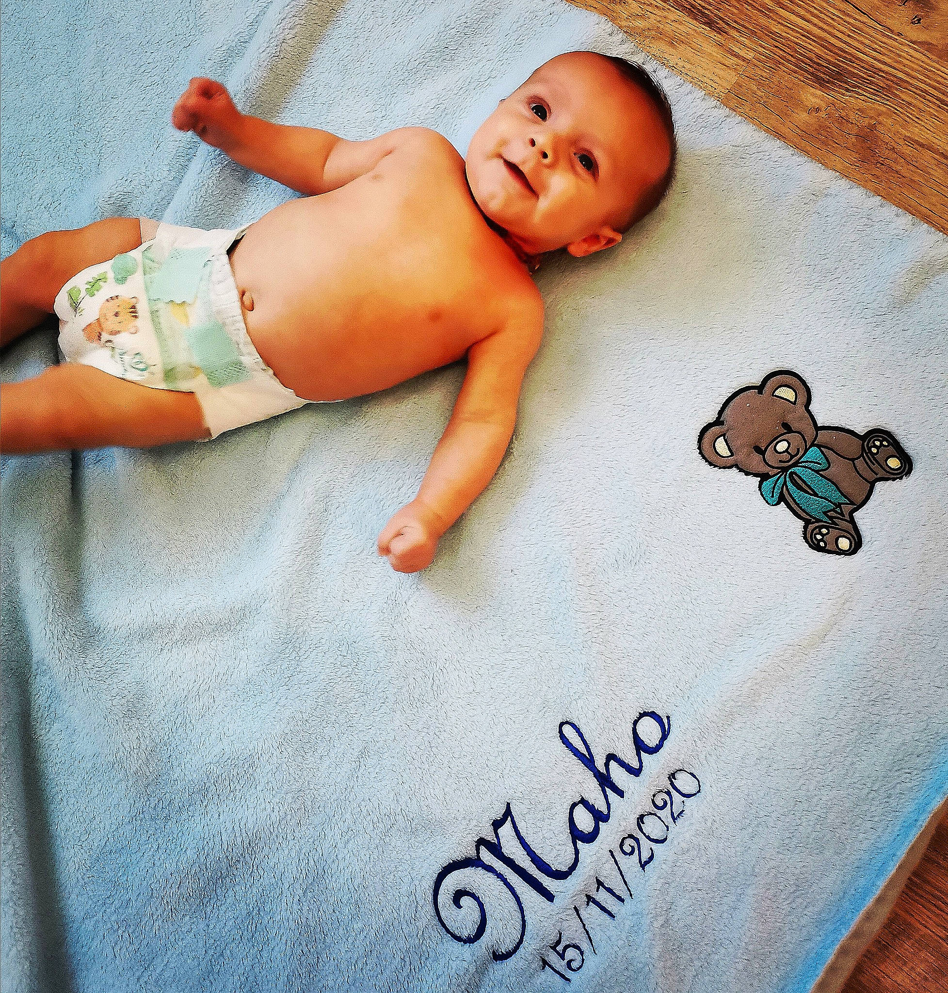 Maho a rejoint le concours — aidez-le/la à gagner de superbes lots ! art, baby, baby_sleeping, baby_toddler_clothing, barefoot, child, cloud, comfort, finger, font, hand, happy, illustration, linens, person, product, t_shirt, textile, thigh, toddler