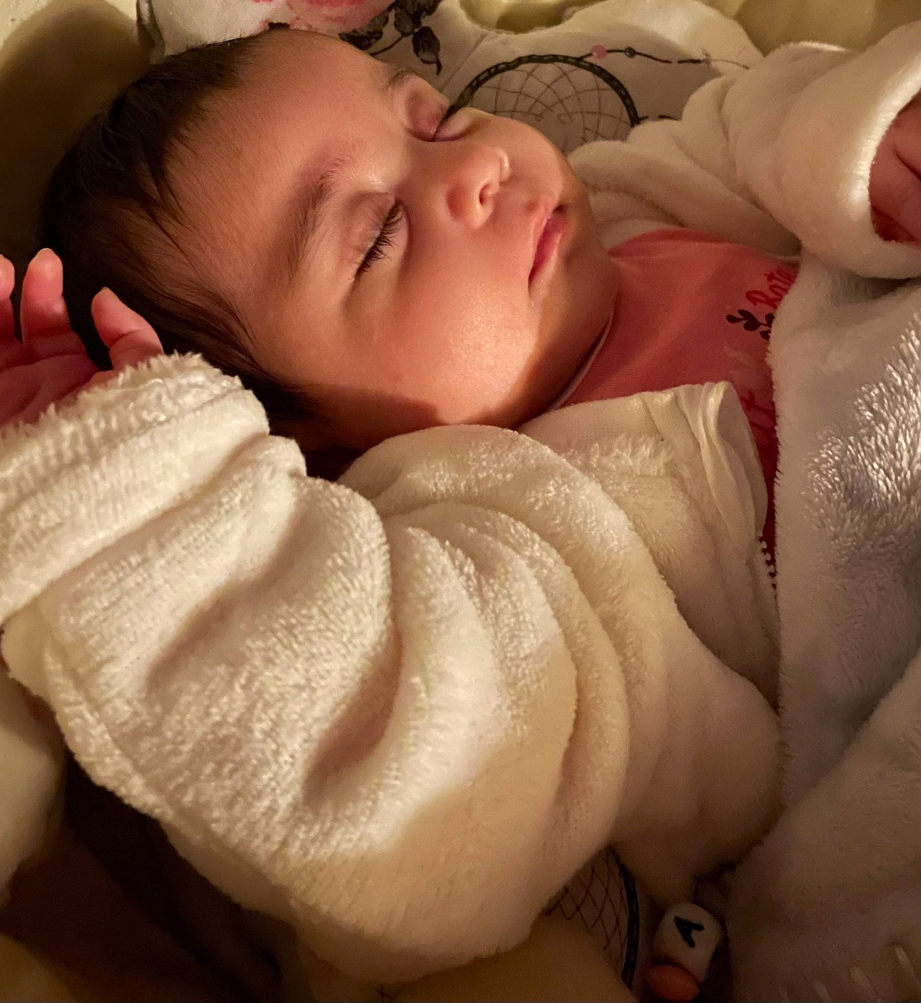 Kaïna a rejoint le concours — aidez-le/la à gagner de superbes lots ! baby, baby_sleeping, baby_toddler_clothing, cheek, chin, comfort, eyebrow, face, gesture, head, lip, mouth, muscle, nose, person, photograph, skin, sleeve, textile, toddler