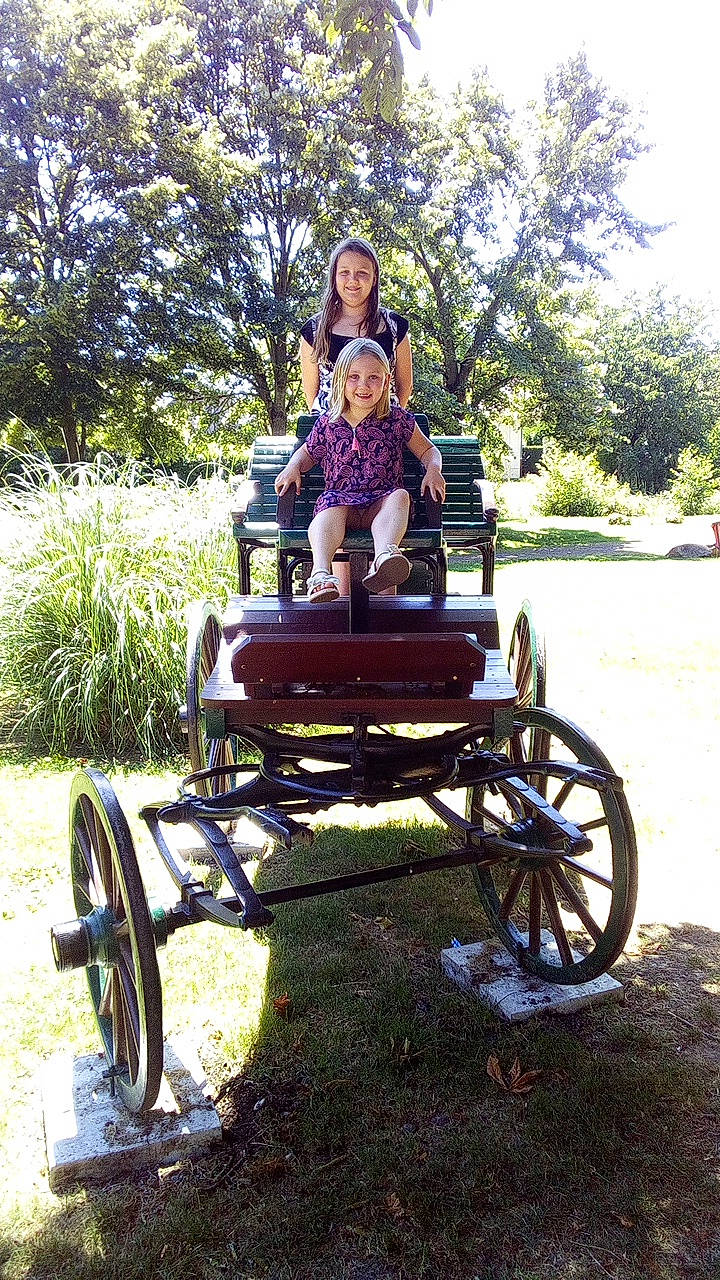 Kimberlay a rejoint le concours — aidez-le/la à gagner de superbes lots ! car, carriage, cart, joy, person, vehicle