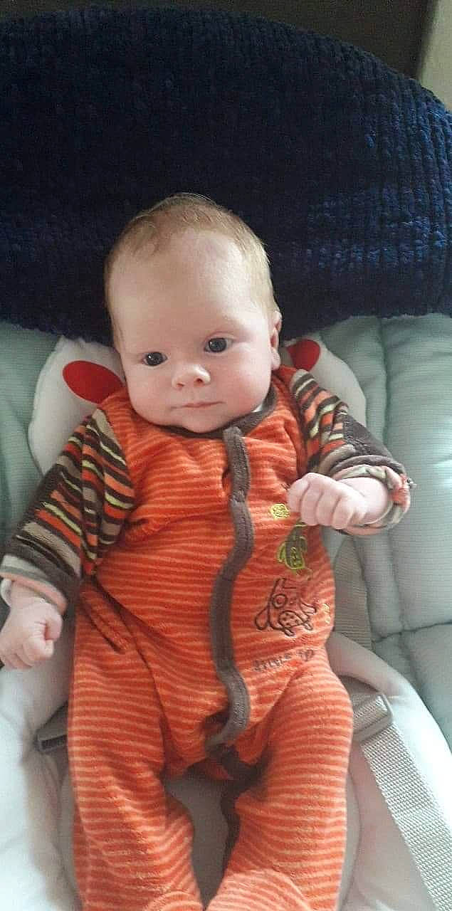 Luka a rejoint le concours — aidez-le/la à gagner de superbes lots ! baby, baby_products, cheek, child, eye, face, finger, head, iris, nose, person, product, skin, toddler