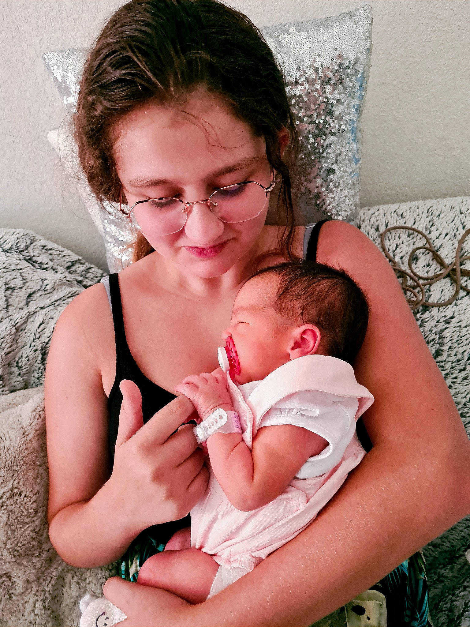 Chanel a rejoint le concours — aidez-le/la à gagner de superbes lots ! abdomen, arm, baby, birth, chest, child, finger, glasses, hand, joy, leg, person, sitting, skin, stomach, toddler, trunk