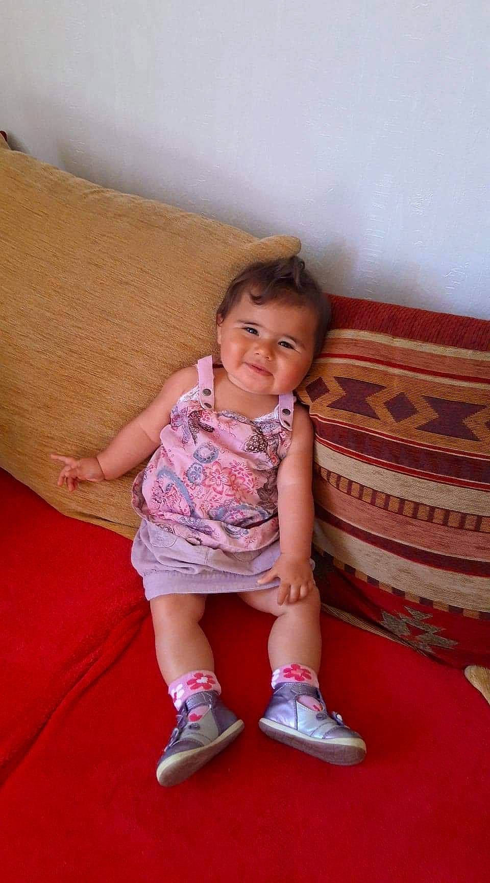 Erika a rejoint le concours — aidez-le/la à gagner de superbes lots ! arm, child, finger, human_leg, joy, leg, person, skin, thigh, toddler, trunk