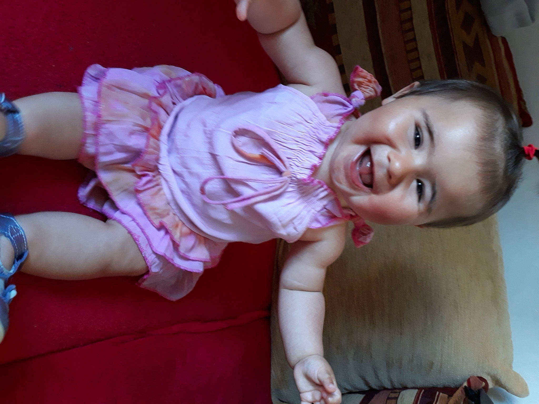 Erika participe au concours pour gagner de l'argent avec cette photo : arm, baby, cheek, child, ear, fun, leg, mouth, person, pink, skin, smile, toddler