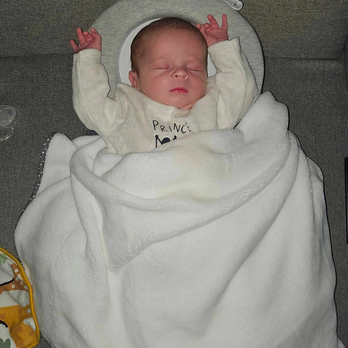 Maëlan a rejoint le concours — aidez-le/la à gagner de superbes lots ! baby, blanket, child, clothing, couch, cozy, cute, indoors, infant, newborn, peaceful, person, pillow, relaxing, resting, sleep, sleeping, small, soft, white