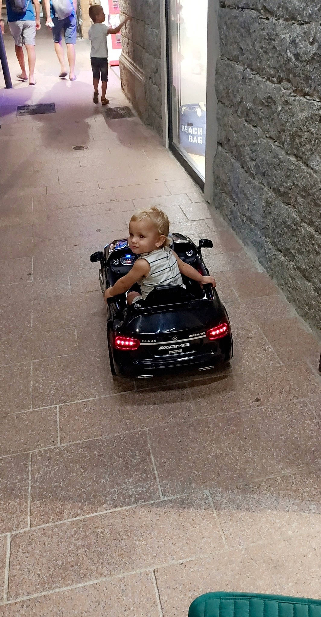 Marc Antoine a rejoint le concours — aidez-le/la à gagner de superbes lots ! automotive_exterior, bumper, car, compact_car, hood, luxury_vehicle, person, personal_luxury_car, sports_car, vehicle