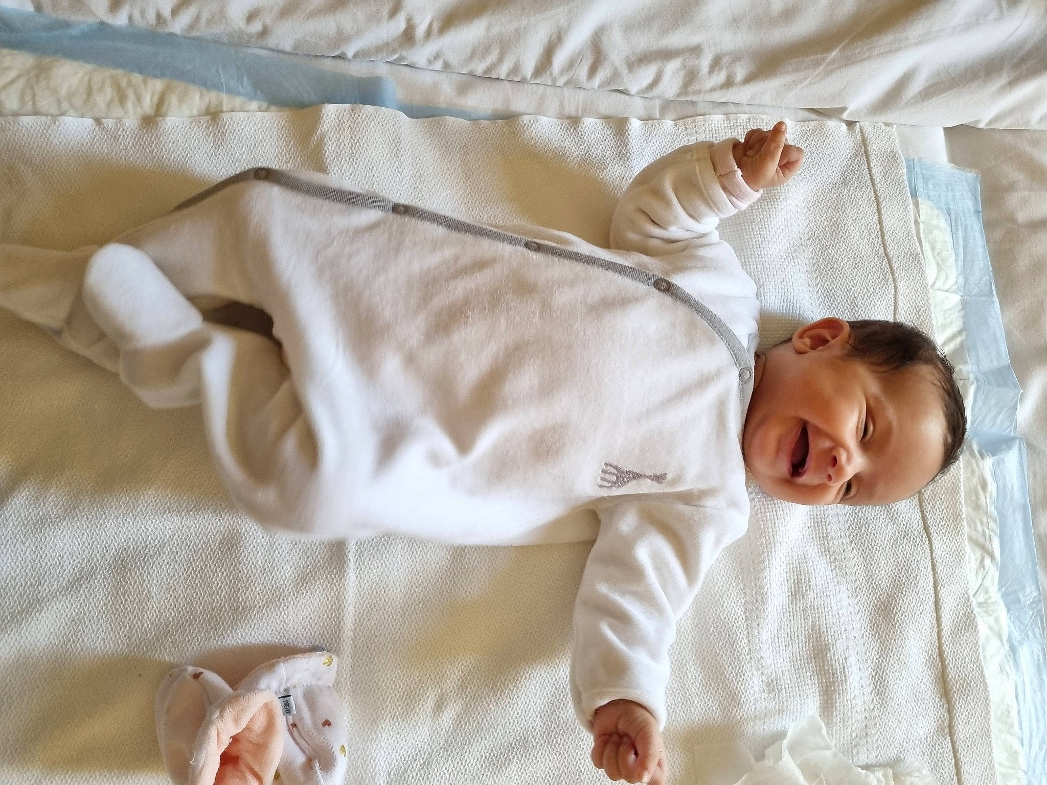 Lina-julietta a rejoint le concours — aidez-le/la à gagner de superbes lots ! baby, baby_products, baby_sleeping, baby_toddler_clothing, bed_sheet, bedding, bedtime, blanket, carmine, child, comfort, face, linens, pattern, person, room, skin, sleep, sleeve, textile