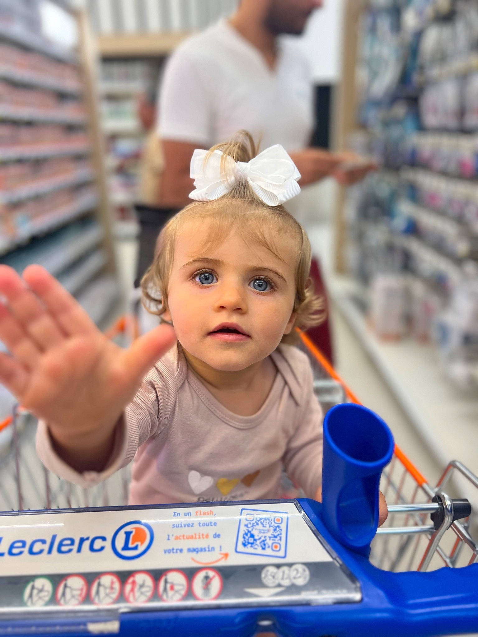 Alba participe au concours pour gagner de l'argent avec cette photo : baby, baby_products, cap, cart, child, event, fun, happy, leisure, person, personal_protective_equipment, play, recreation, room, shopping_cart, sitting, t_shirt, toddler, vacation