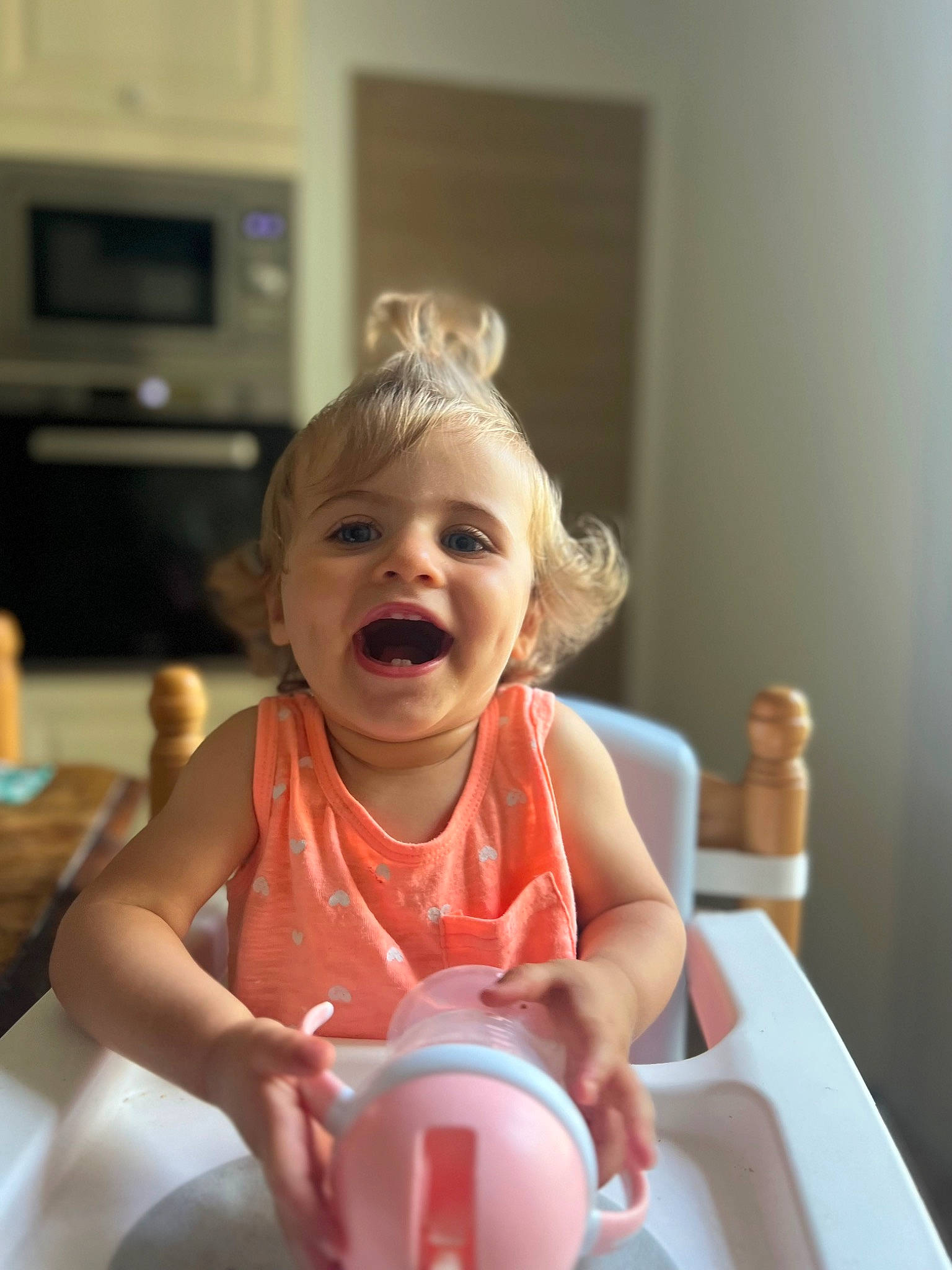 Alba participe au concours pour gagner de l'argent avec cette photo : baby, baby_toddler_clothing, chair, child, event, fun, happy, party, person, picture_frame, plastic, riding_toy, room, sitting, skin, smile, table, television, toddler, toy