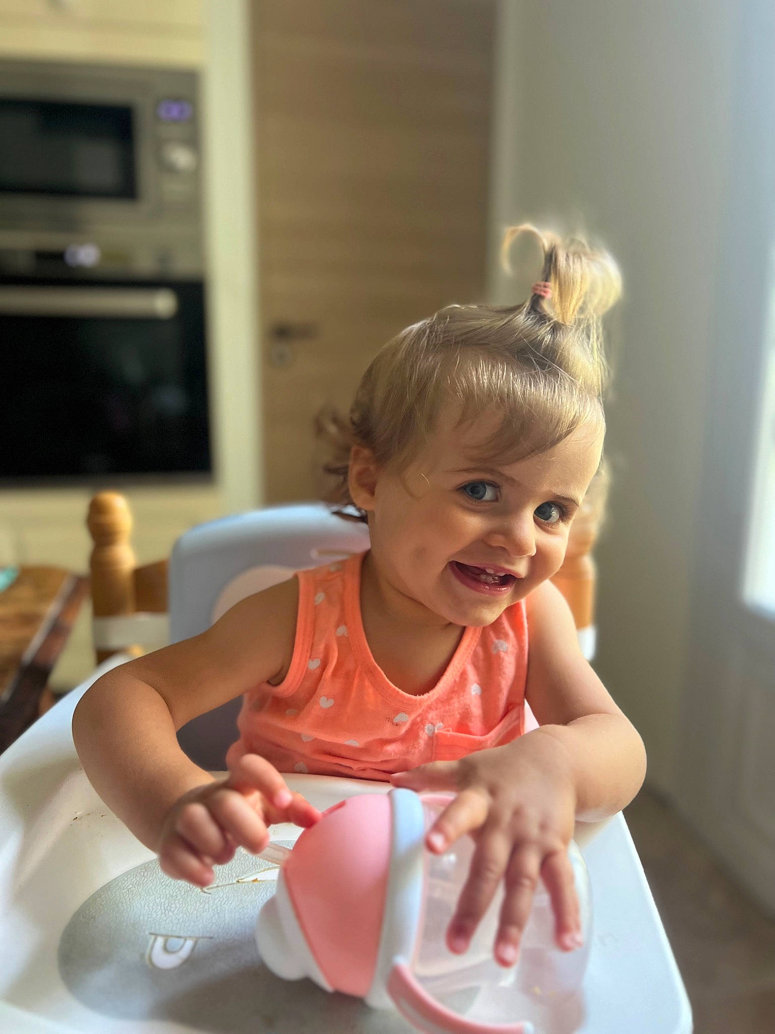 Alba participe au concours pour gagner de l'argent avec cette photo : baby, baby_toddler_clothing, bathing, chair, child, event, fun, happy, human_leg, kitchen_appliance, peach, person, room, sitting, skin, smile, table, tableware, thigh, thumb