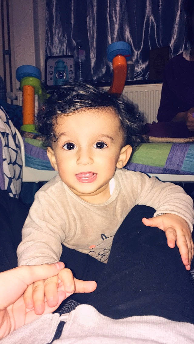 Alexander participe au concours pour gagner de l'argent avec cette photo : arm, boy, cheek, child, chin, day, eye, face, finger, forehead, girl, hair, hairstyle, hand, head, human_hair_color, person, sitting, skin, smile