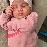 Manel a rejoint le concours — aidez-le/la à gagner de superbes lots ! baby, sleeping, pink_outfit, headband, flower, hand, face, infant, cozy, blanket, soft_texture, cute, peaceful, child, portrait, indoors, newborn, clothing, resting, adorable