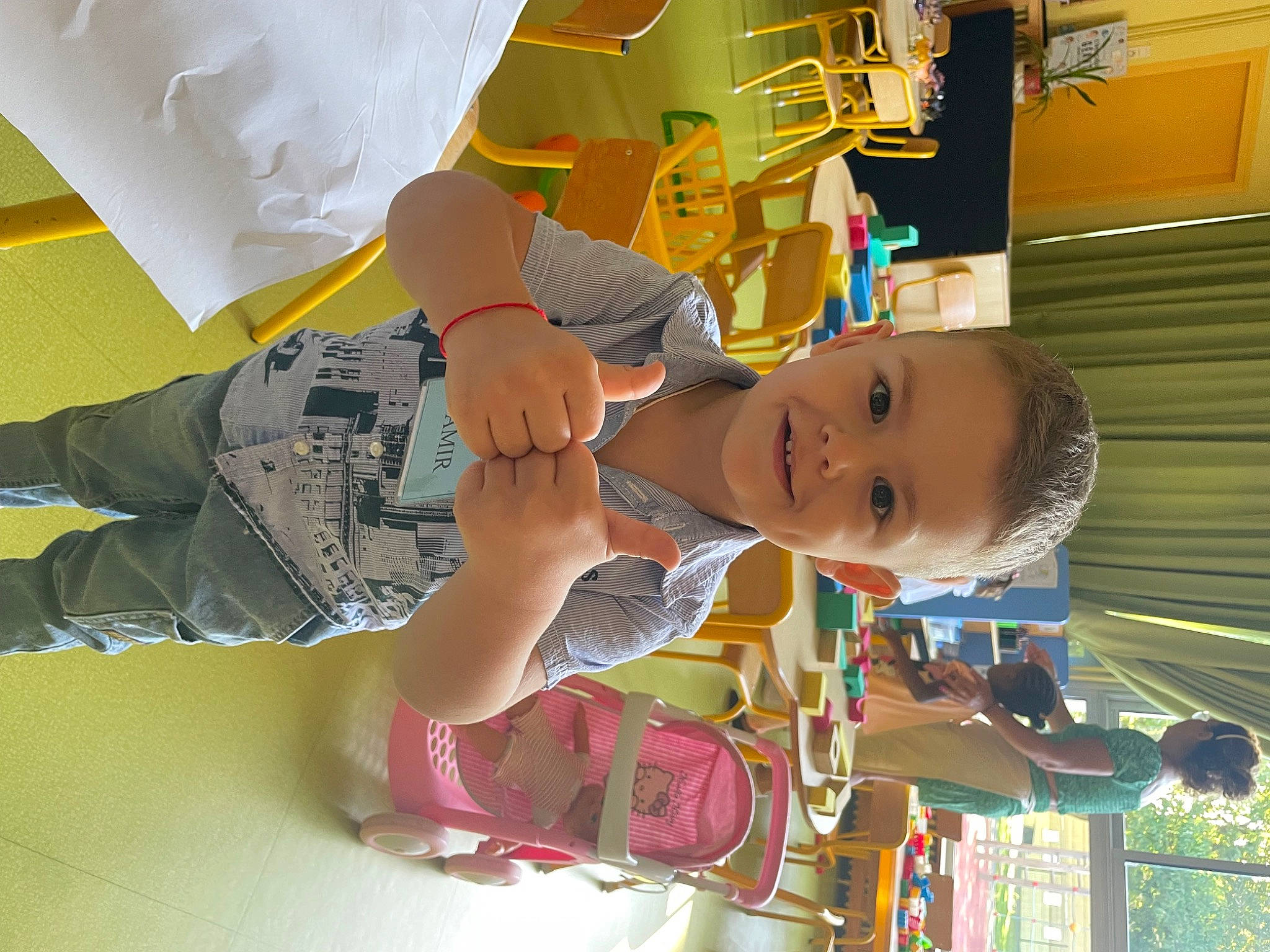 Damir a rejoint le concours — aidez-le/la à gagner de superbes lots ! art, baby, baby_products, baby_toddler_clothing, child, fun, happy, joy, leisure, person, play, room, smile, toddler, toy, vacation, yellow