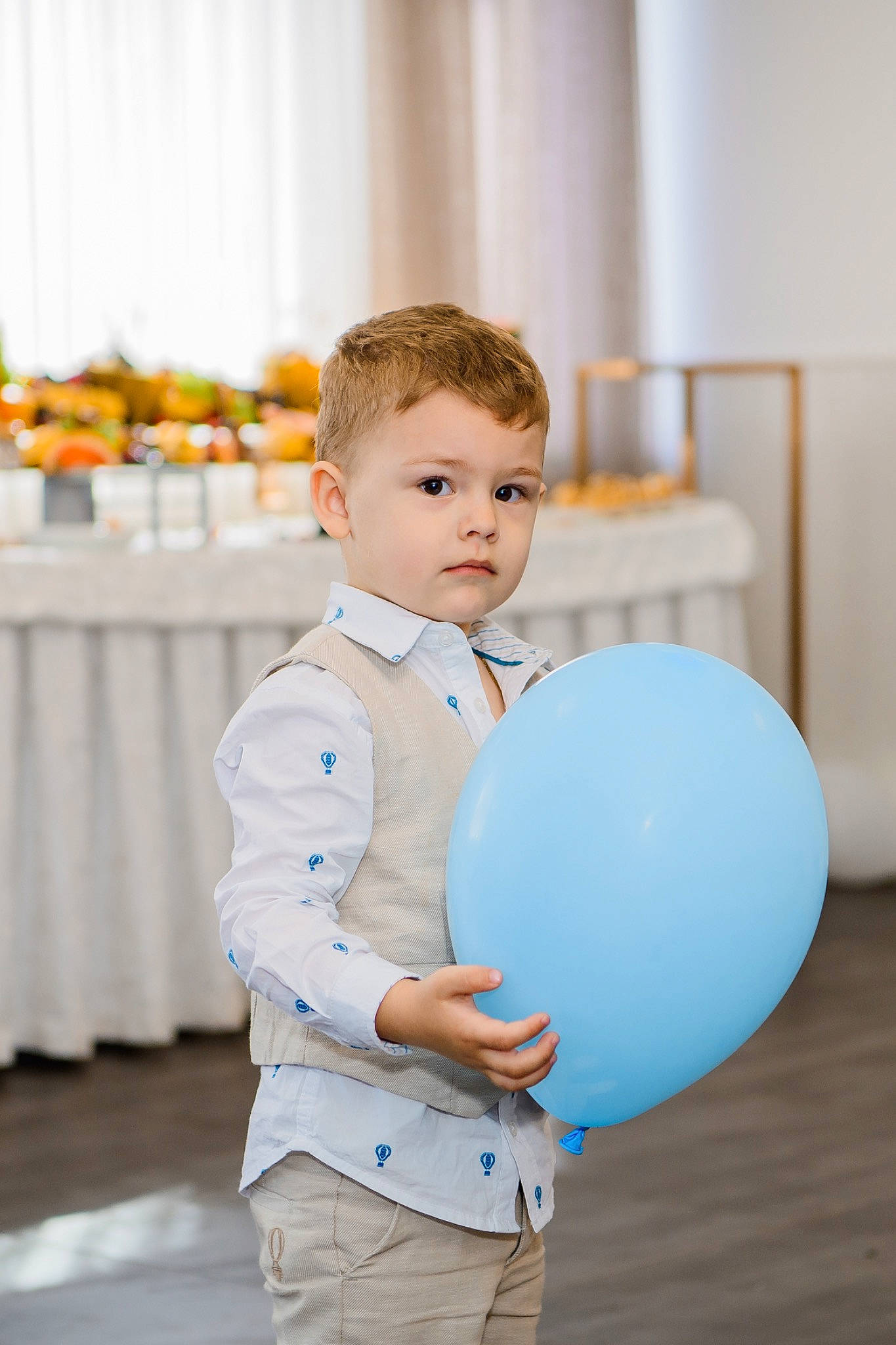 Damir participe au concours pour gagner de l'argent avec cette photo : balloon, child, electric_blue, event, face, flooring, formal_wear, fun, happy, leisure, party, party_supply, person, play, portrait_photography, sitting, sleeve, t_shirt, toddler