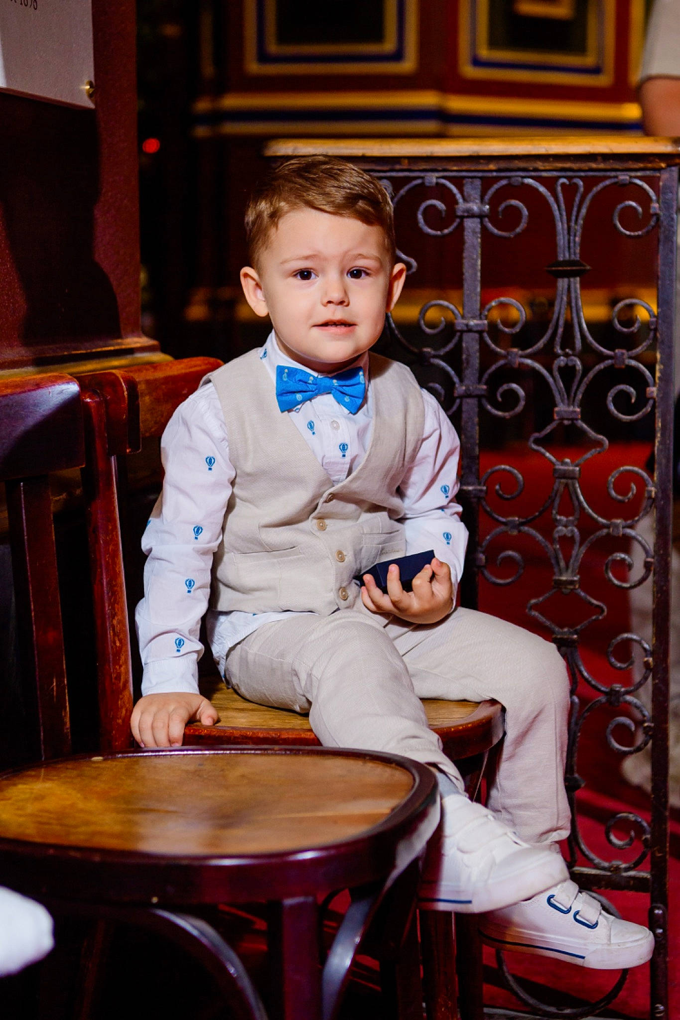 Damir a rejoint le concours — aidez-le/la à gagner de superbes lots ! baby_toddler_clothing, chair, child, door, dress_shirt, electric_blue, event, formal_wear, fun, furniture, happy, joy, person, portrait_photography, room, sitting, table, tableware, tie, toddler