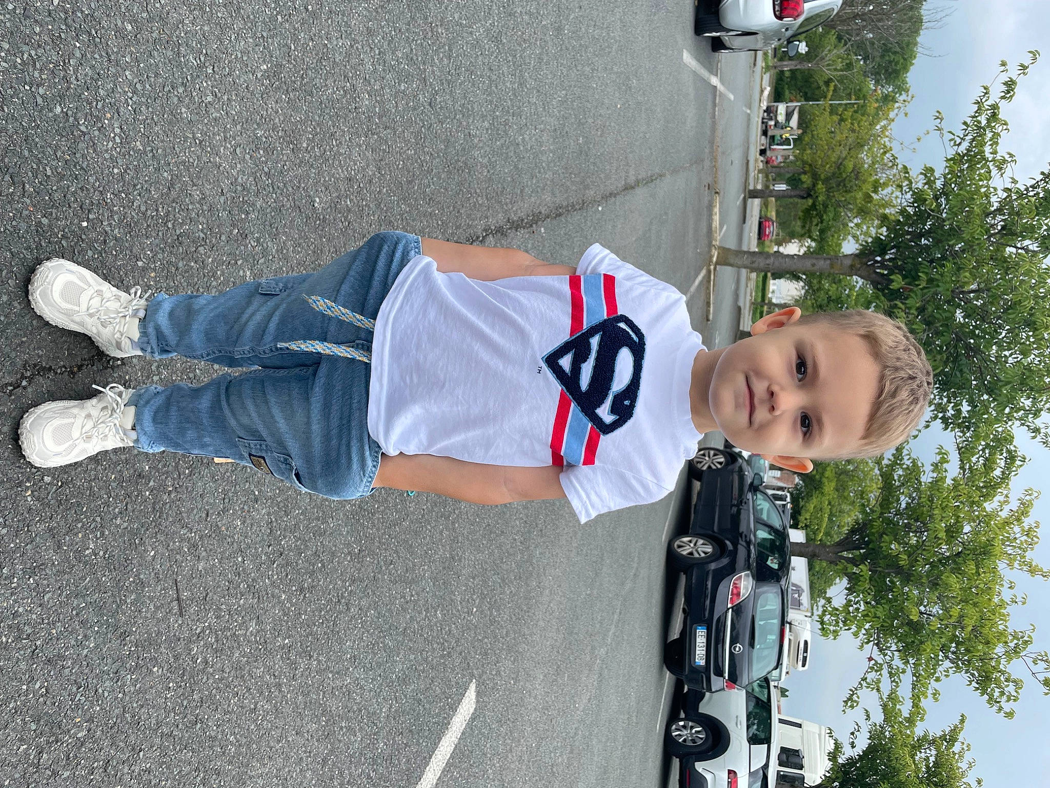 Damir a rejoint le concours — aidez-le/la à gagner de superbes lots ! asphalt, automotive_exterior, car, electric_blue, fun, human_leg, joy, motor_vehicle, outdoor_shoe, person, recreation, rolling, shorts, smile, t_shirt, tire, toddler, tree, vehicle, vehicle_door