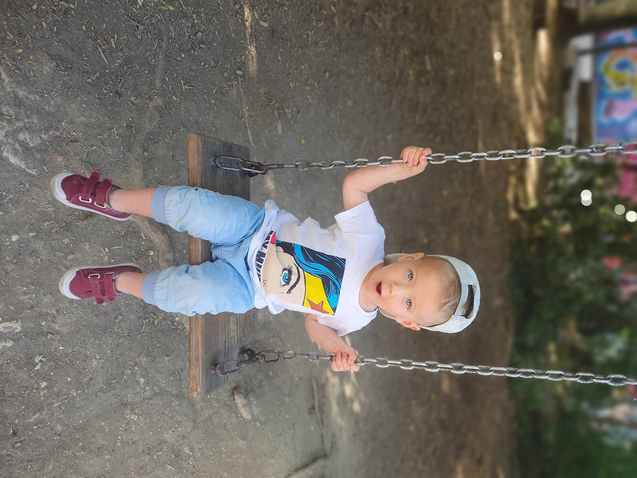 Johan participe au concours pour gagner de l'argent avec cette photo : child, person, surprise