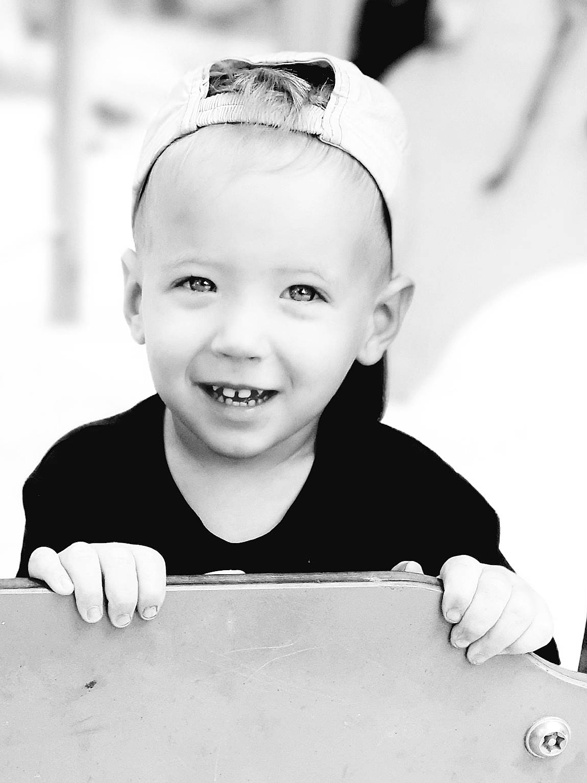 Johan participe au concours pour gagner de l'argent avec cette photo : baby, black, black_and_white, child, face, facial_expression, hair_accessory, happy, head, joy, laugh, monochrome, monochrome_photography, person, photograph, photography, portrait, portrait_photography, smile, toddler