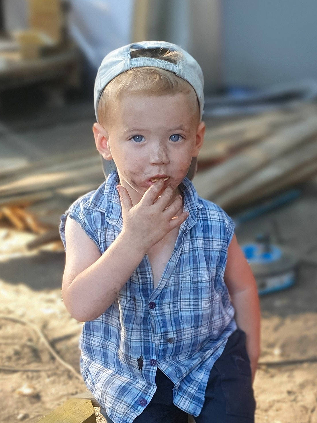 Johan participe au concours pour gagner de l'argent avec cette photo : child, chin, ear, face, forehead, head, headgear, human, people, person, photography, plaid, sitting, toddler, vacation