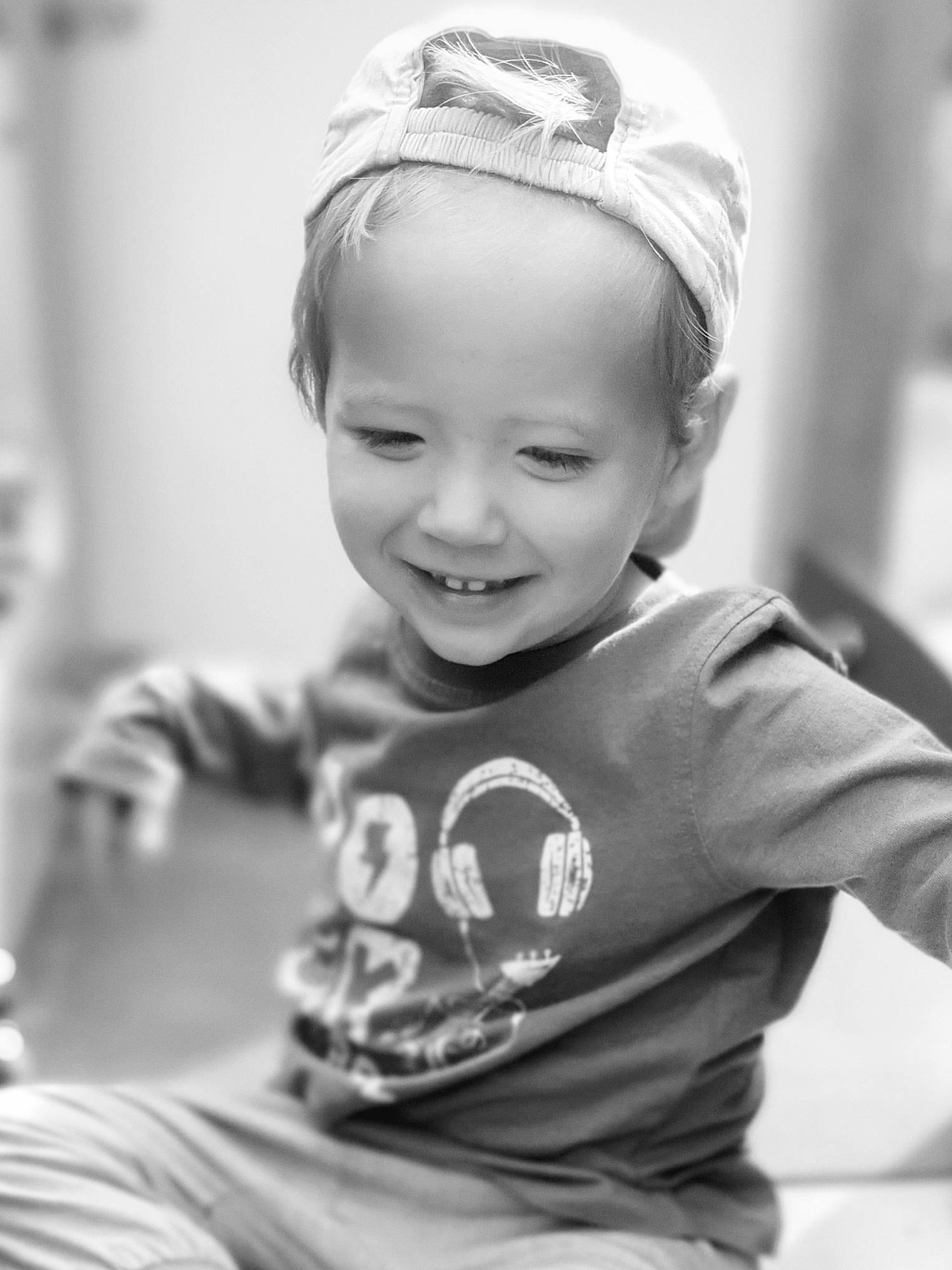 Johan participe au concours pour gagner de l'argent avec cette photo : baby, black, black_and_white, child, cool, facial_expression, fun, happy, head, headgear, joy, laugh, monochrome, monochrome_photography, people, person, photograph, photography, smile, snapshot
