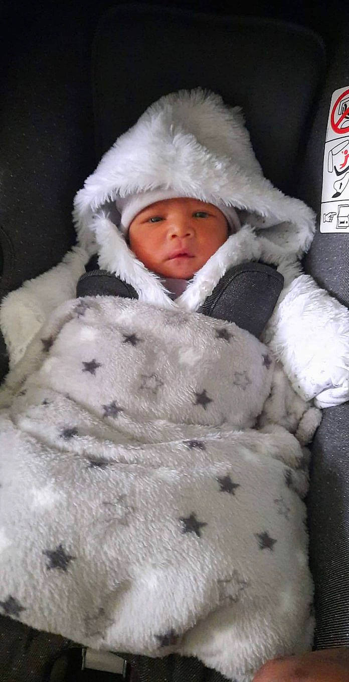 Théanna a rejoint le concours — aidez-le/la à gagner de superbes lots ! baby, cheek, child, comfort, eye, freezing, fur, fur_clothing, headwear, linens, natural_material, pattern, person, sleeve, toddler, winter