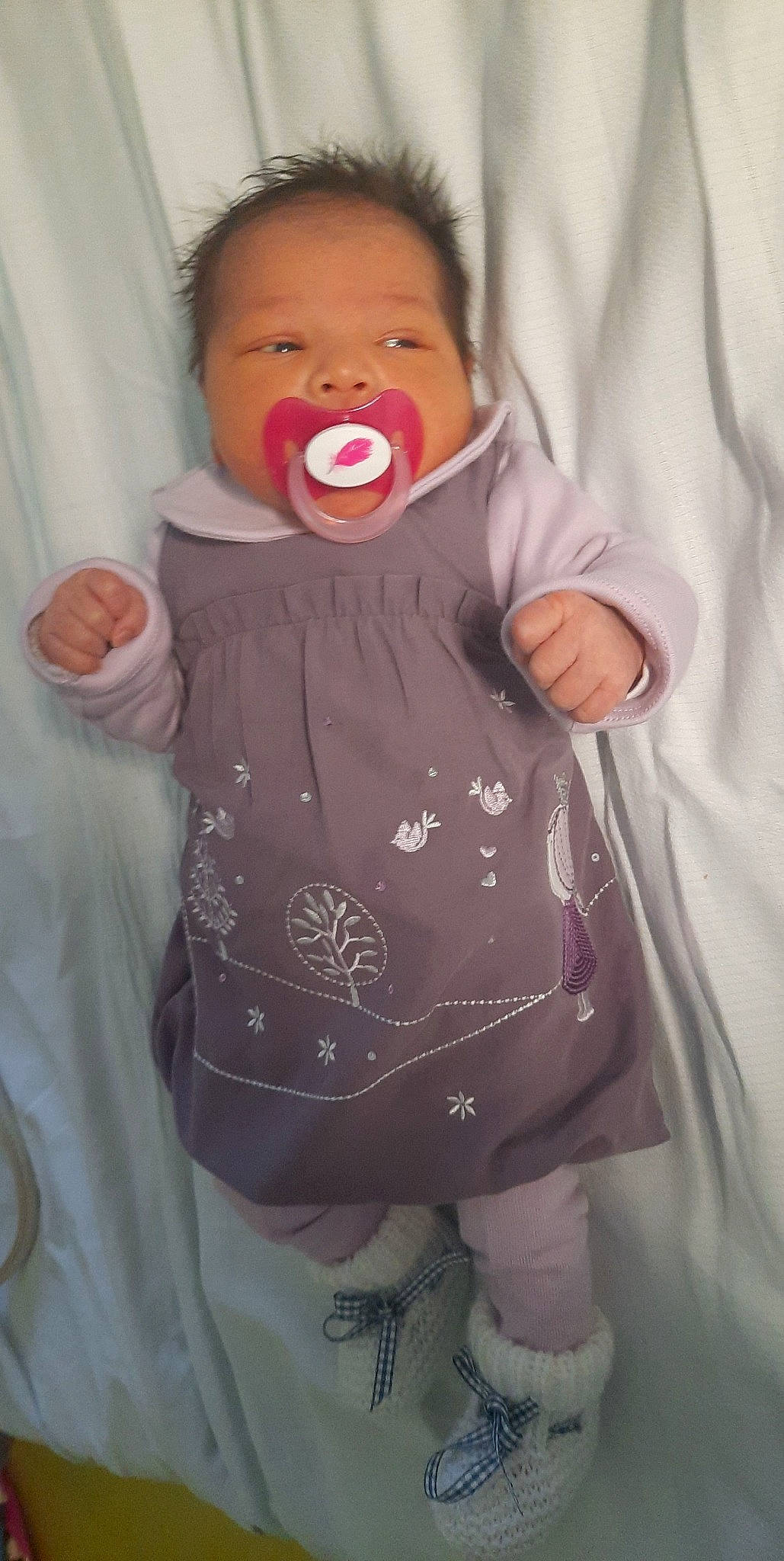 Théanna a rejoint le concours — aidez-le/la à gagner de superbes lots ! arm, baby, baby_toddler_clothing, cheek, child, chin, comfort, eye, face, finger, gesture, happy, head, lip, mouth, nose, person, pink, skin, sleeve