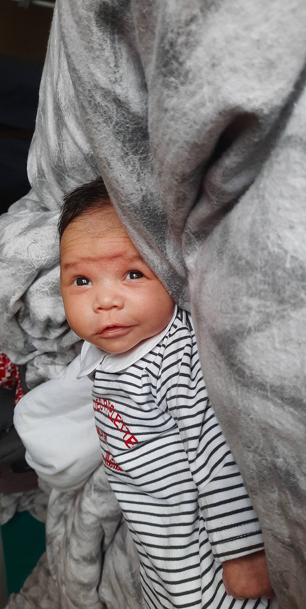 Théanna a rejoint le concours — aidez-le/la à gagner de superbes lots ! baby, baby_toddler_clothing, cheek, child, chin, close_up, collar, comfort, eye, grey, happy, head, iris, lip, mouth, nose, outerwear, person, skin, sleeve